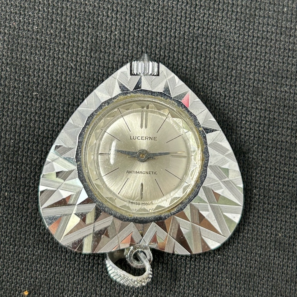 VTG SWISS LUCERNE  WOMENS  SILVER TONE PENDANT HEART WATCH Untested